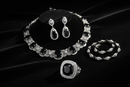 faca um conjunto de joias Noir Elegance